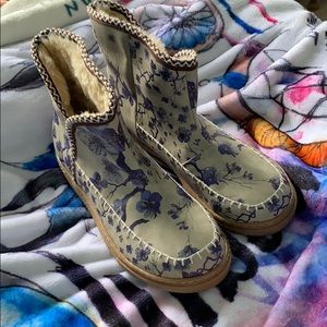 VIONIC WOMENS SIZE 8 BOOTS